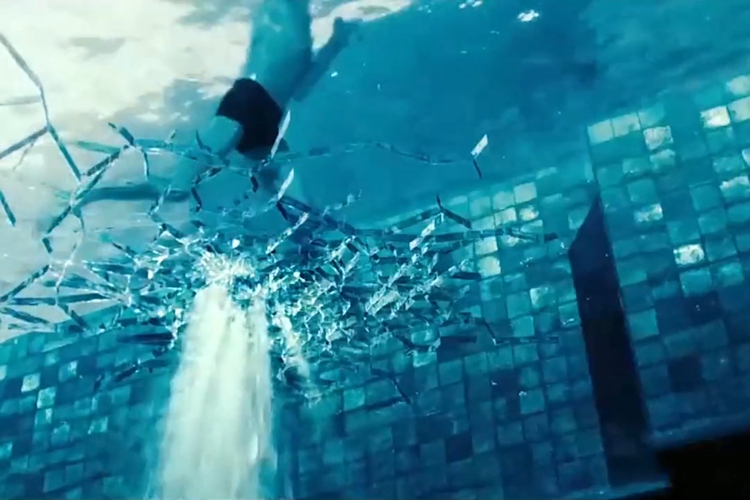 电影中悬空透明泳池碎裂